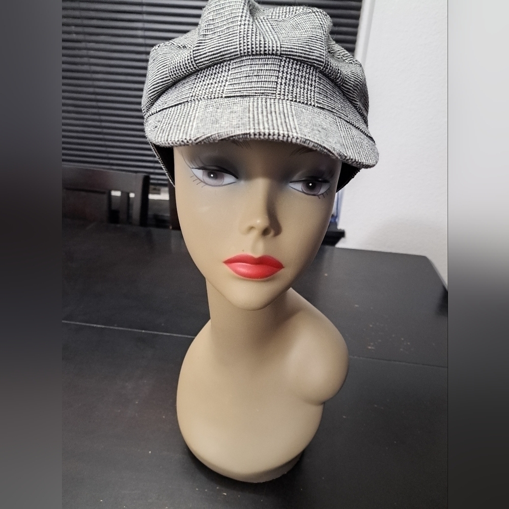 News Boy Cap Women's Black & White Pattern.  Size S/M